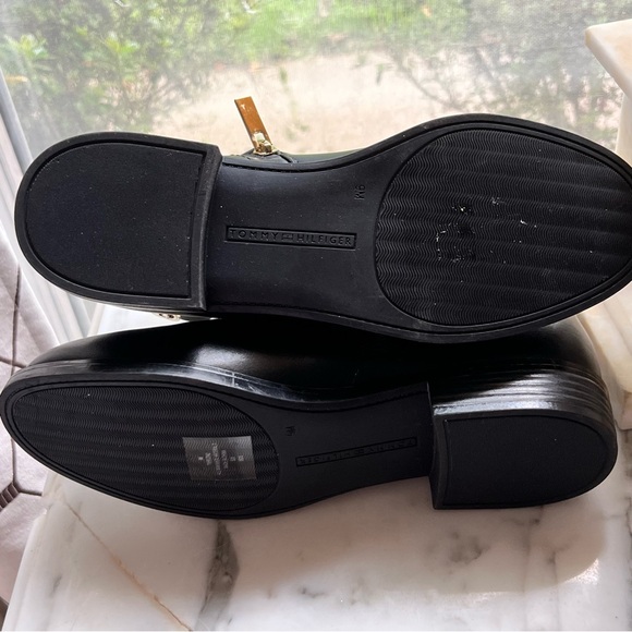 Tommy Hilfiger Women’s Black Ankle Boots With Gold TH Logo Detail Size 9M NWOB - Picture 5 of 8